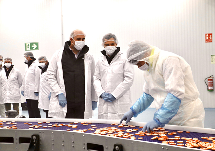 Foto EL PRESIDENTE DE LA JUNTA DE ANDALUCÍA VISITA LA PLANTA DE LA UNION LONG FRESH-NICE, LA PRIMERA QUE PROCESA FRUTAS Y HORTALIZAS CONGELADAS EN EUROPA